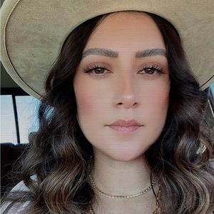 Meet your Posher, Alma